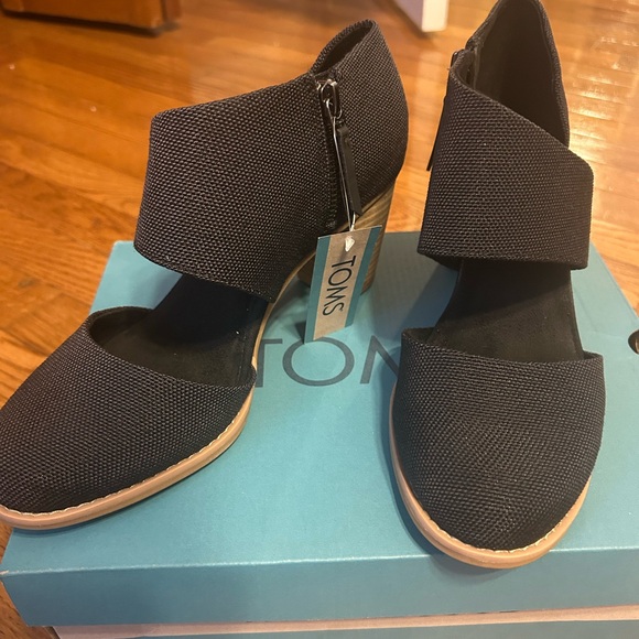 Toms Black Heels Elegant and Comfortable - Picture 5 of 8